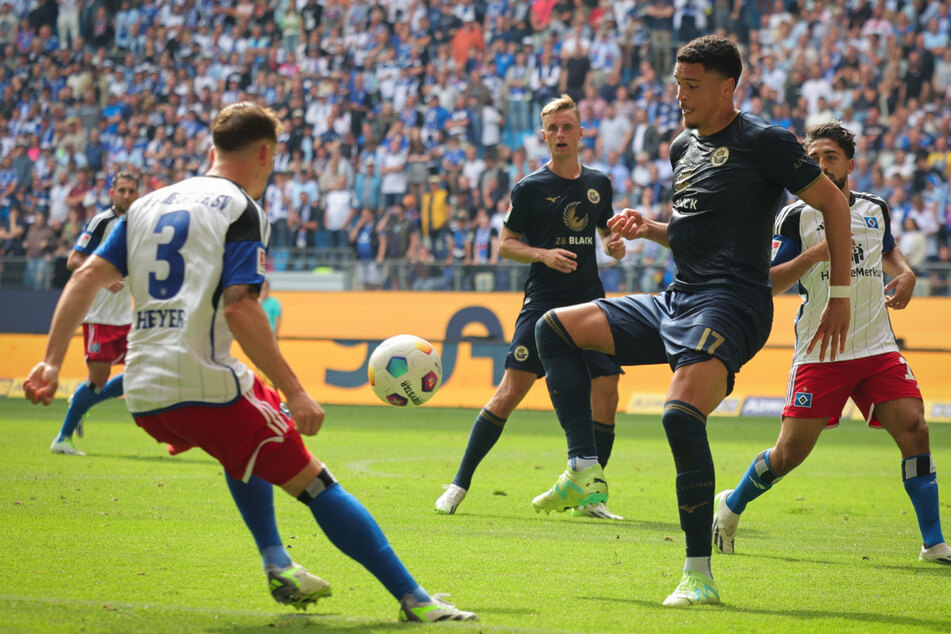 Als Leihgabe musste Jonas David (23, r.) gleich im ersten Spiel für Hansa Rostock gegen den HSV ran.