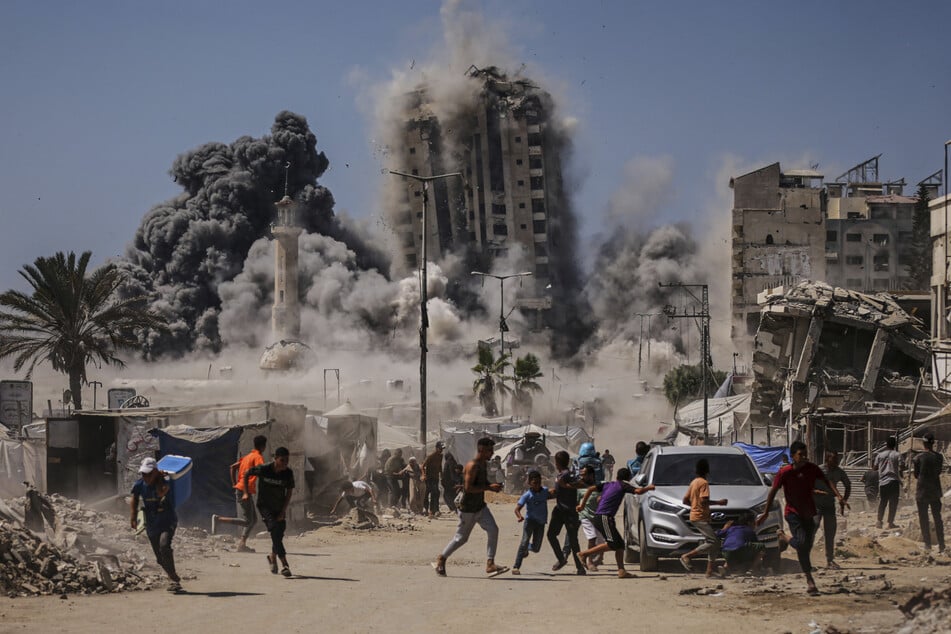 Palästinenser suchen während eines israelischen Luftangriffs auf ein Hochhaus im Gaza Schutz, nachdem die israelische Armee zuvor eine Warnung herausgegeben hatte.