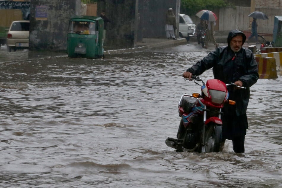 Heftige Regenfälle! Fast 140 Menschen sterben bei Extremwetter