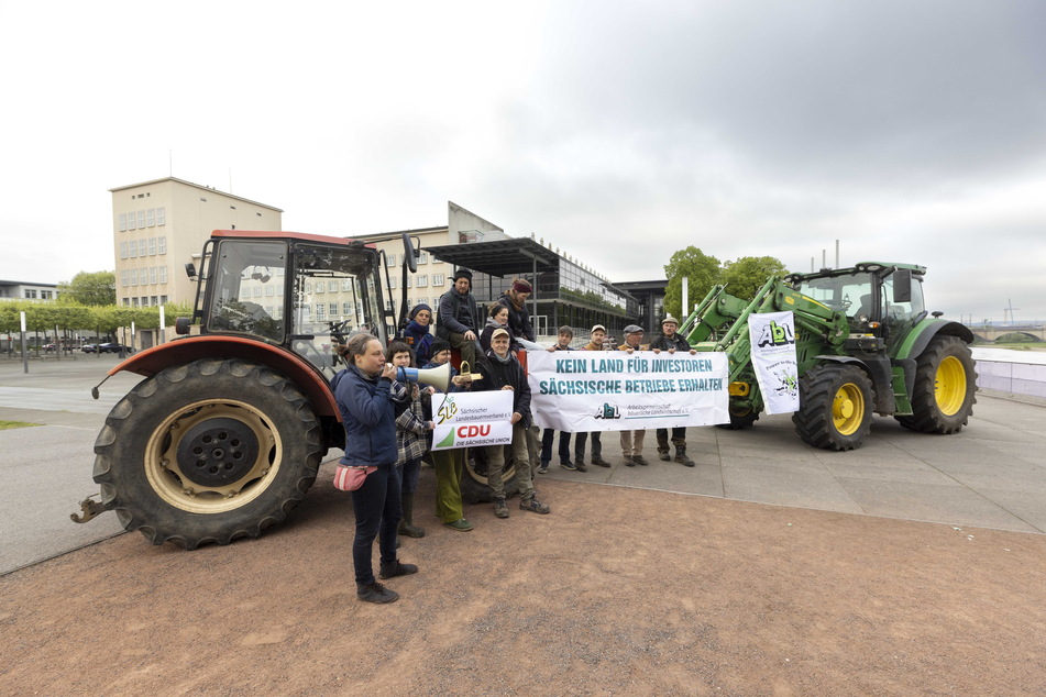 "Kein Land für Investoren" - Protest der Arbeitsgemeinschaft bäuerliche Landwirtschaft gestern vor dem Landtag.