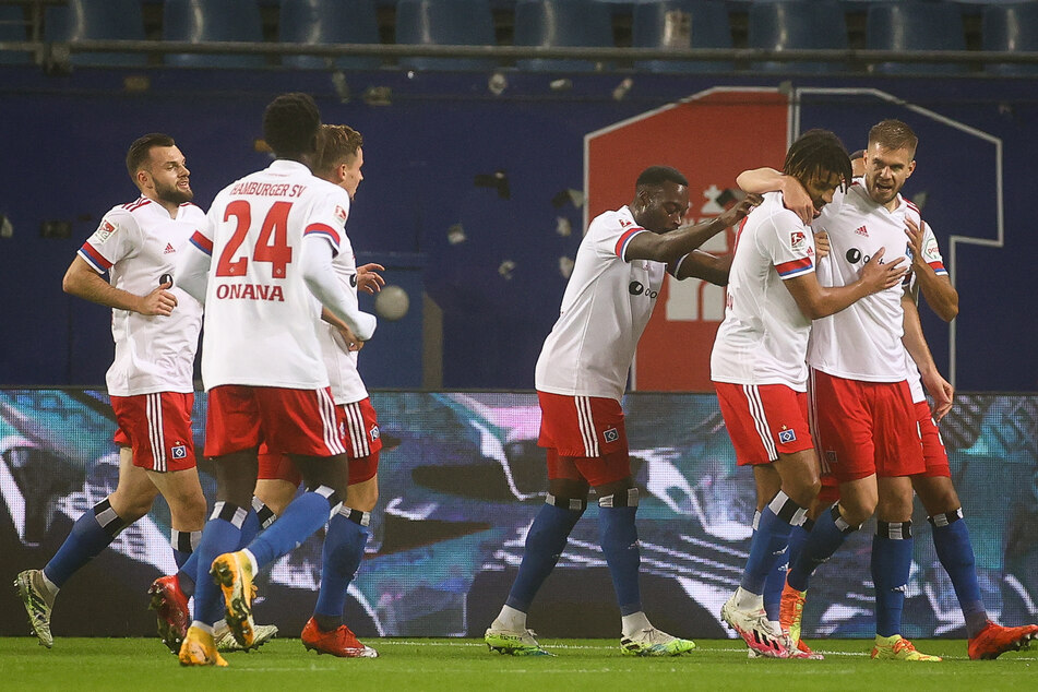 HSV-Stürmer Simon Terodde (r.) feierte seinen Treffer zum 1:0 gegen den FC St. Pauli mit seinen Teamkollegen.