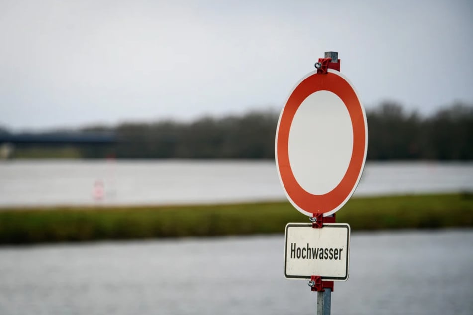 Die Straßen waren wegen des Hochwassers gesperrt. Zwei Autofahrer hielten sich jedoch nicht an die Beschilderung und blieben mit ihren Fahrzeugen stecken. (Symbolfoto)