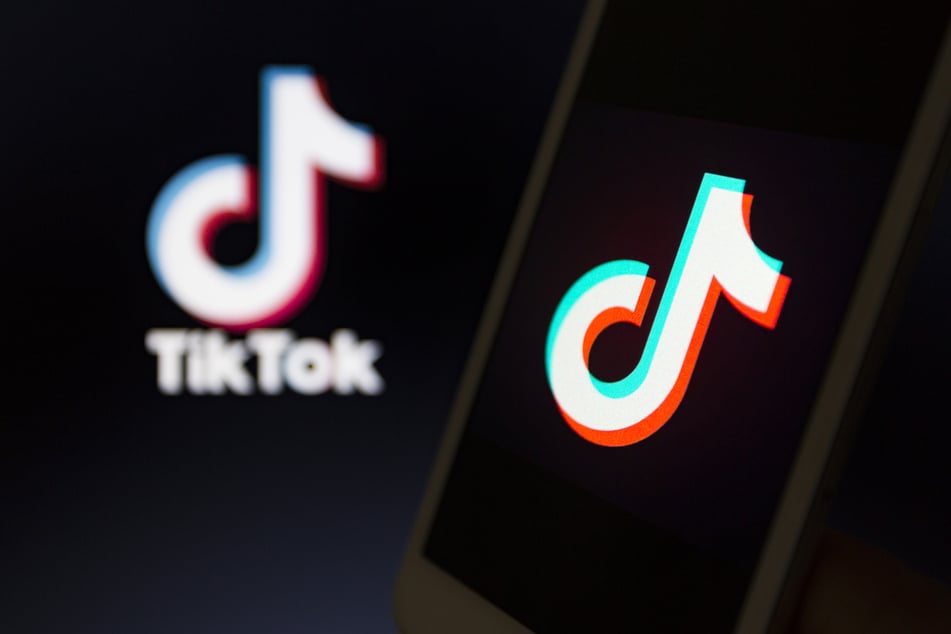 The logo of the Chinese video app Tiktok is displayed on a smartphone screen, and US President Donald Trump is increasing the pressure on the video app Tiktok and its Chinese parent company Bytedance even further.
