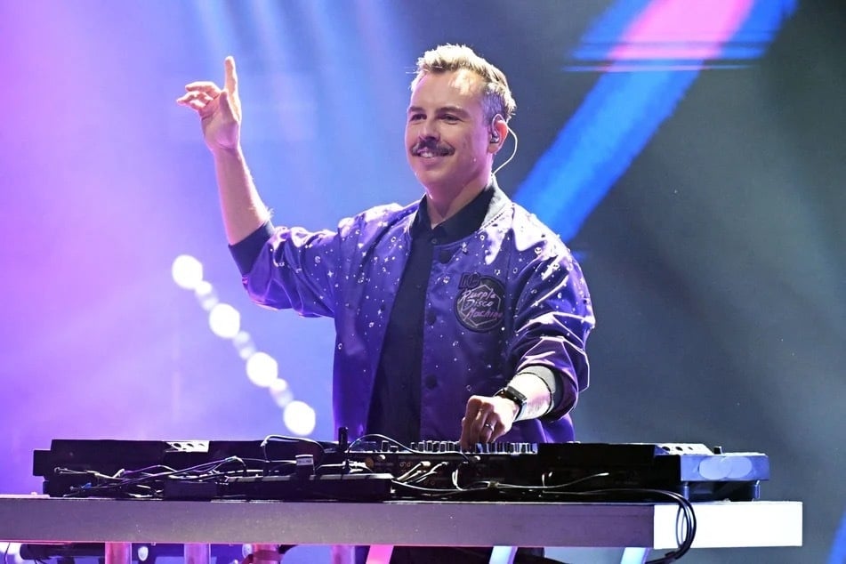 Der Dresdner Tino Piontek (46), besser bekannt als DJ Purple Disco Machine, tritt viermal in seiner Heimatstadt auf. (Archivbild)