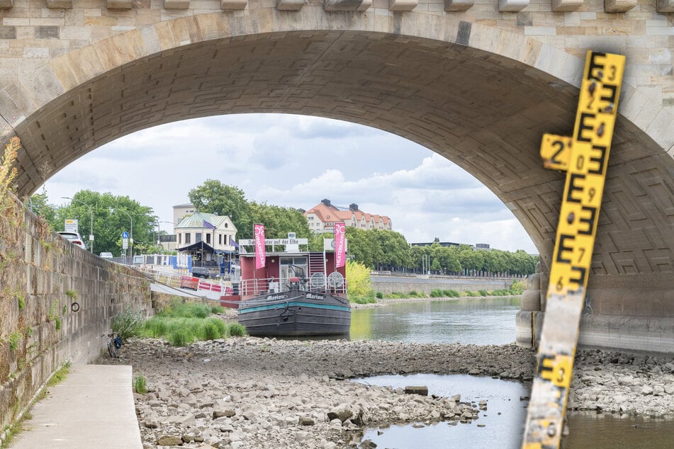 Der Theaterkahn ist aufgelaufen: So niedrig wie zuletzt war die Elbe noch nie.
