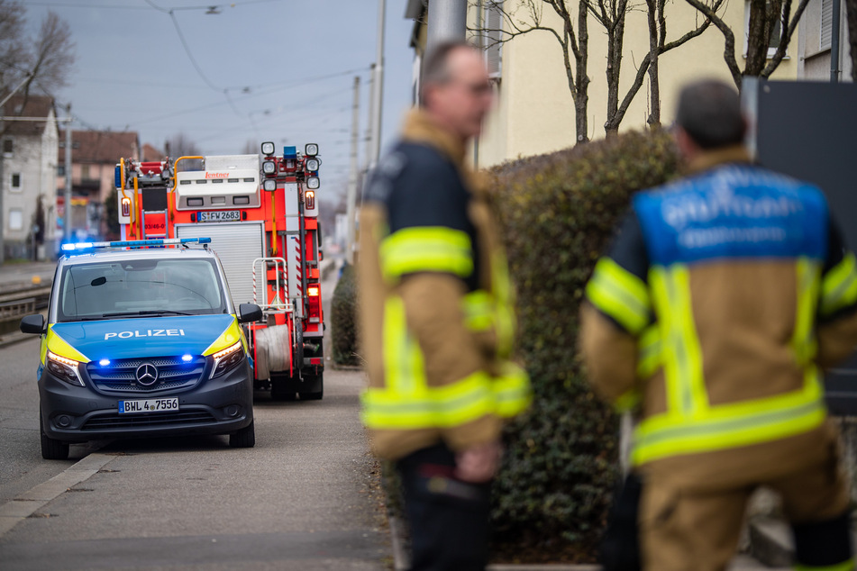 Einsatzkräfte der Stuttgarter Polizei und Feuerwehr sicherten den Unglücksort ab.