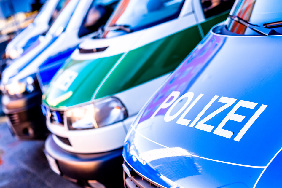 Die Polizei in Halle ermittelt gegen zwei Männer die eine Gruppe von Kindern und Jugendlichen angegriffen haben. (Symbolbild)