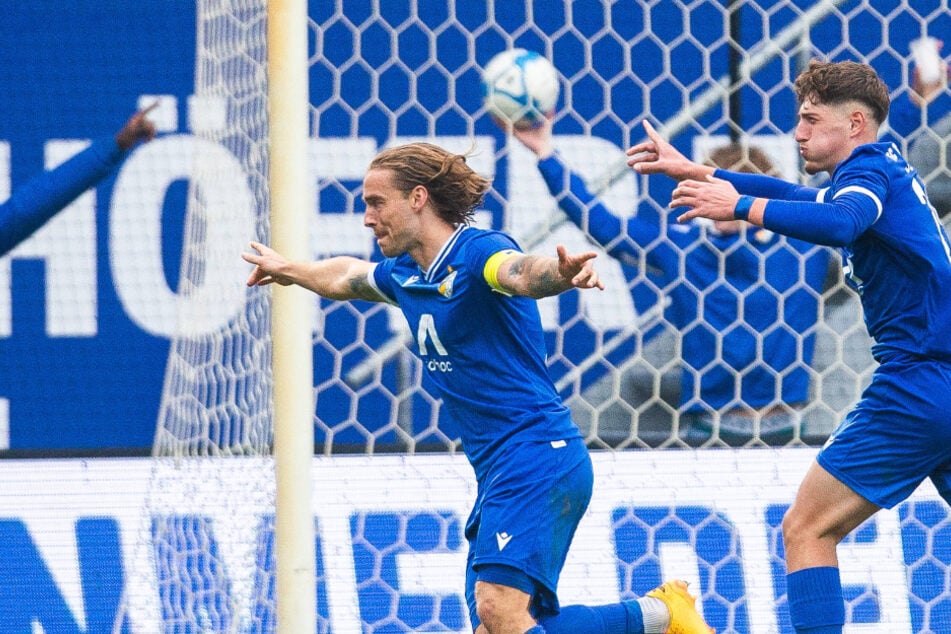 Riesiger Jubel bei Carl Zeiss Jena über das goldene Tor. Torschütze Hamza Muqaj (19, r.) und Kapitän Nils Butzen (31) drehen ab zum Jubeln.