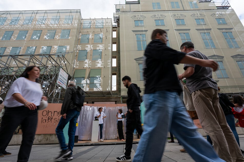 Die Alte Akademie in der Fußgängerzone gehört zu Benkos Immobilienprojekten, das nach dem Kollaps seiner Gruppe leer steht und zur Bauruine geworden ist.