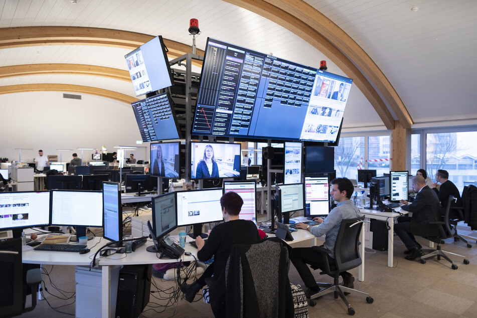 Blick in das Großraumbüro mit dem Newsdesk der Redaktion der Schweizer kostenlosen Tageszeitung "20 Minuten" in deren Zentrale im Gebäude des Medienunternehmens Tamedia, zu dem das Blatt gehört.