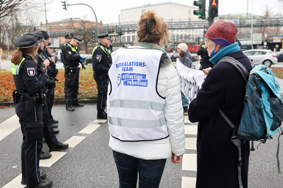 Klimaaktivisten blockieren Brücke in Hamburg, Polizei greift ein