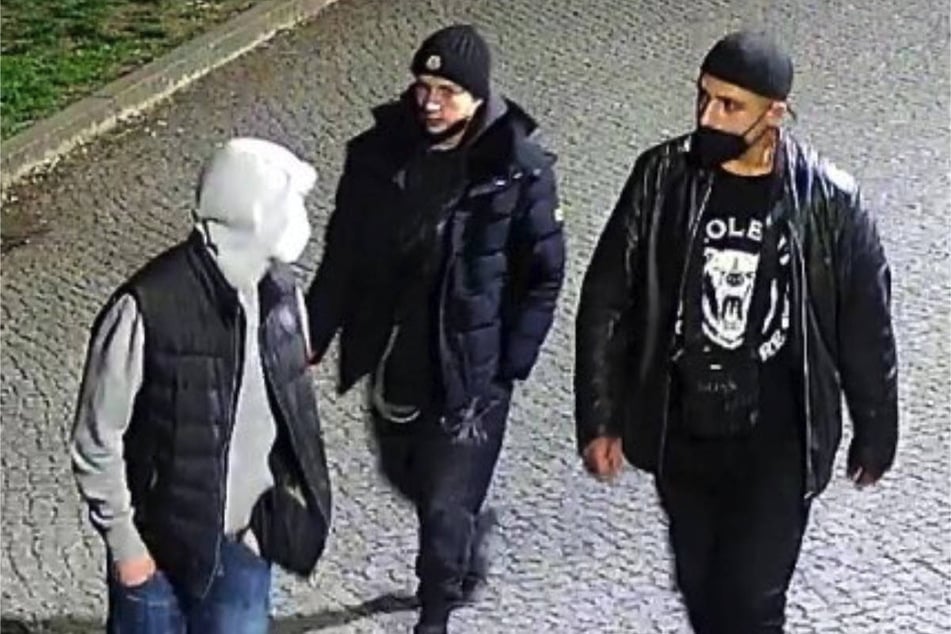 Die Polizei sucht drei mutmaßliche Räuber, die am 1. Mai 2022 in Prenzlauer Berg einen 21-Jährigen überfallen haben sollen.