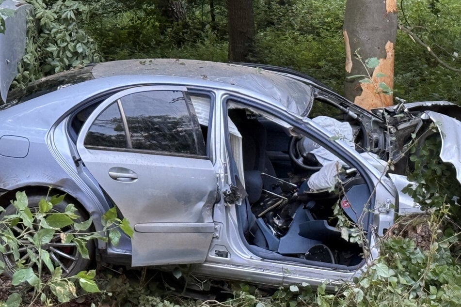 Ein Blick in den Innenraum des Mercedes zeigt, mit welcher Wucht der Wagen in den Baum eingeschlagen sein muss.