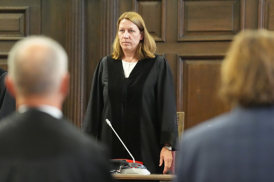 Richterin Isabel Hildebrandt, Vorsitzende der Strafkammer, steht im Gerichtssaal im Prozess wegen mutmaßlicher Kindesentführung im Landgericht Hamburg.