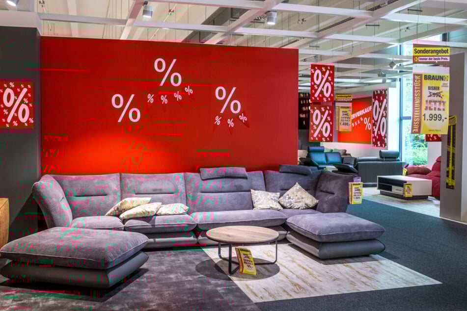 Hier findet wegen 60. Geburtstag ein großer Möbel-Sonderverkauf statt