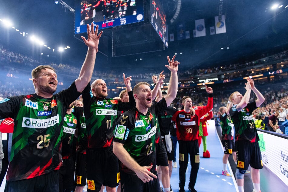 Die Magdeburger Handballer bejubeln in der Kölner Lanxess Arena den Sieg in der Champions League 2023.