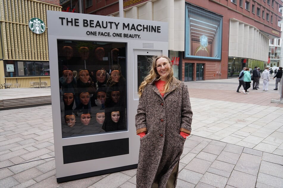 Psychotherapeutin Franca Cerutti vor der "The Beauty Machine", die am Freitag vor dem Hamburger Westfield-Center für einen Tag installiert wurde.