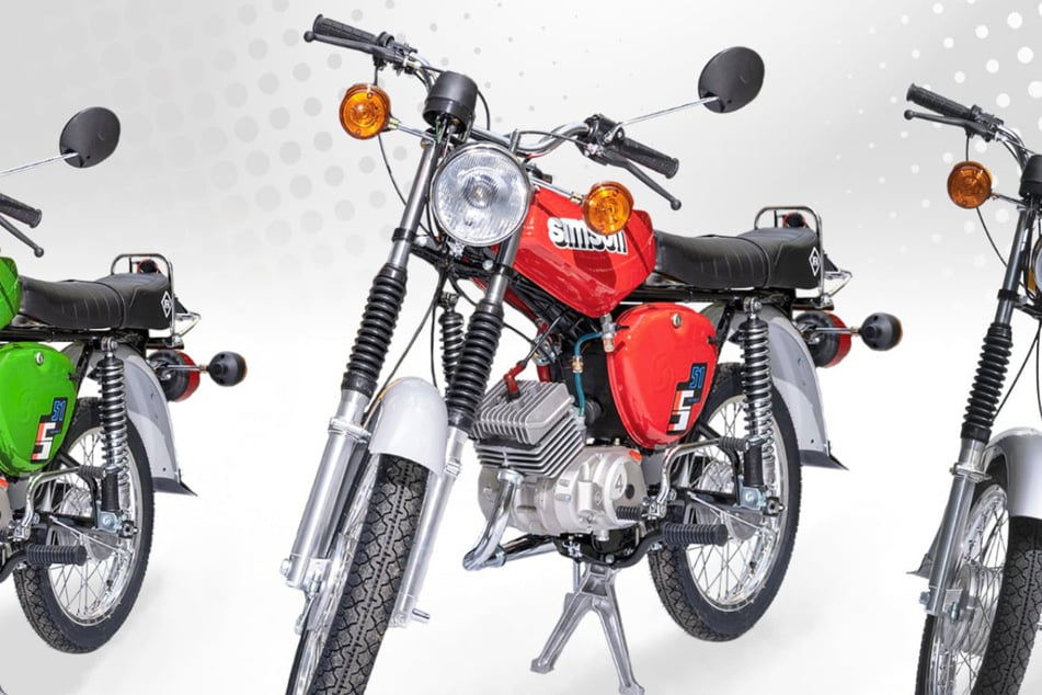 Die bunten Modelle der Simson S51 warten darauf, endlich eingefahren zu werden.