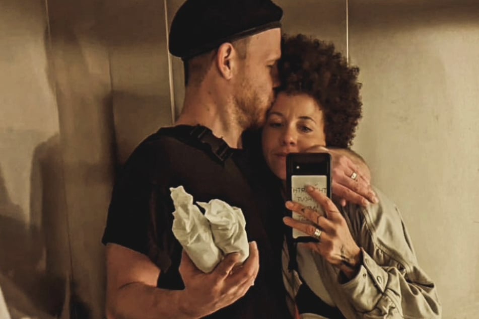 Seine Frau Joy Abiola-Müller (36) hat der Schauspieler am Set der Soap kennengelernt.