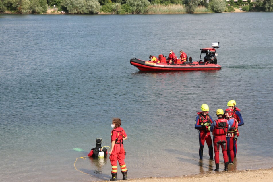 Tödlicher Badeunfall: Nichtschwimmer rutscht von Badeinsel und stirbt
