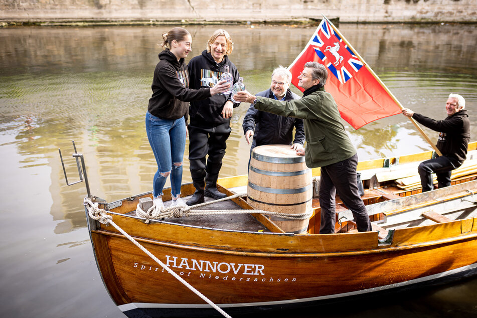Harriet Biernath (v.l.n.r.) und Joerma Biernath von "Hannover Gin" taufen das Boot gemeinsam mit dem Hannoveraner Bürgermeister Thomas Hermann (SPD) und Heinrich Prinz von Hannover.