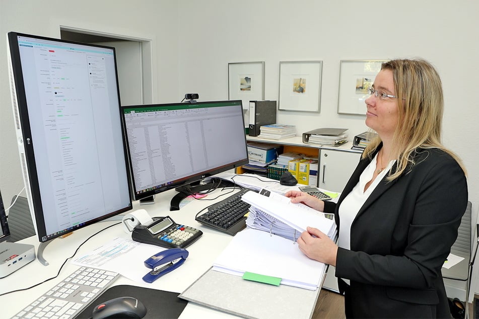 Hier wird mit CAD-Software zur Analyse und Auswertung technischer Pläne gearbeitet.
