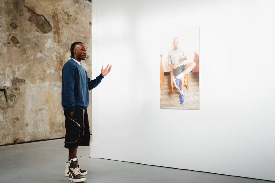 Im Interview wird Diomande mit Bildern aus seinem bisherigen Leben konfrontiert.