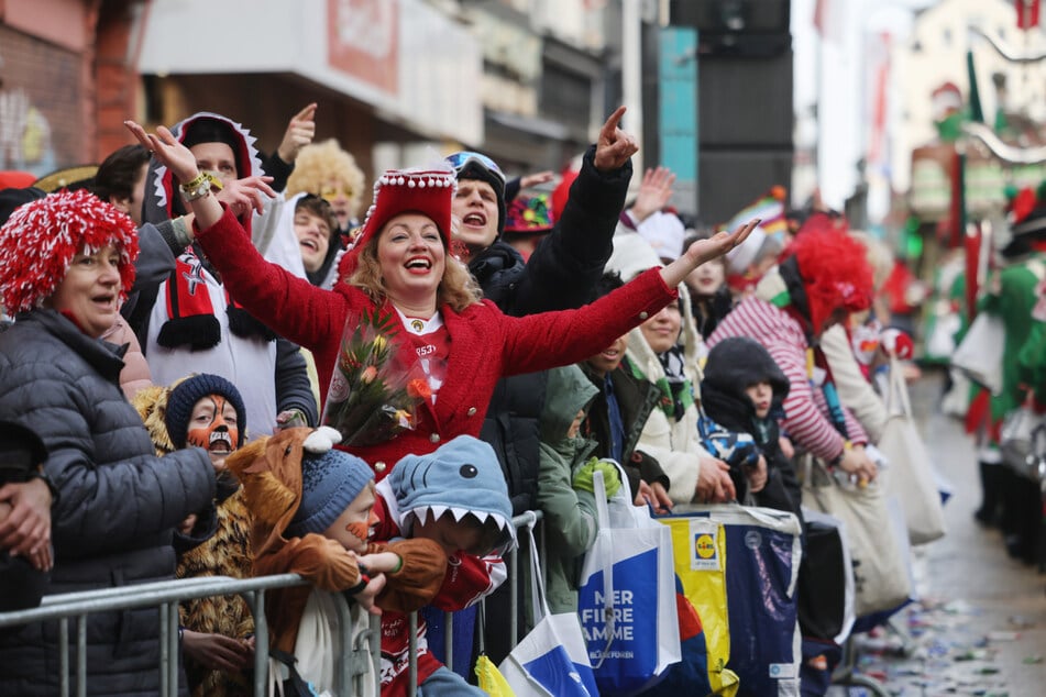 Die Stimmung rund um den Rosenmontagszug ist trotz des Wetters weiterhin ausgelassen.