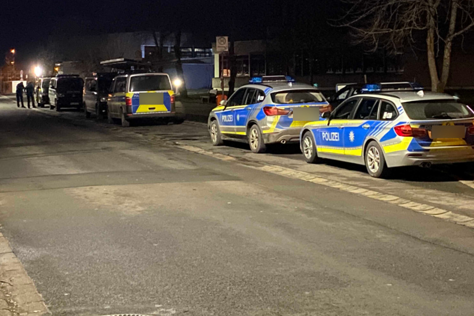 Die Polizei rückte mit mehreren Einsatzwagen an. Auch ein SEK war vor Ort.