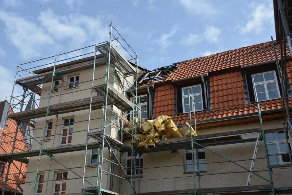 Der Dachstuhl eines leer stehenden Hauses in Quedlinburg brannte am Donnerstag.