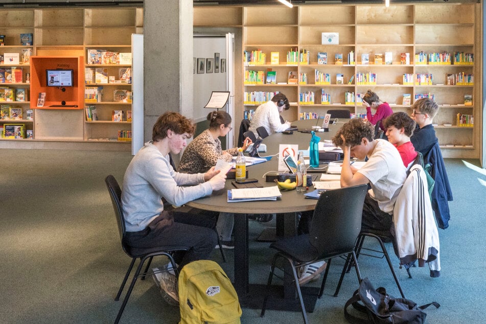 Die Bibliothek bietet Platz, um ungestört zu lesen oder in Gruppen zu lernen.