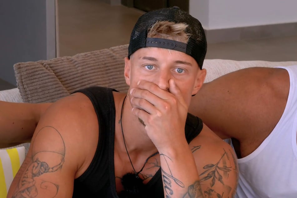 Laurenz (23) ist fassungslos, wie touchy seine Freundin mit dem Verführer wird.