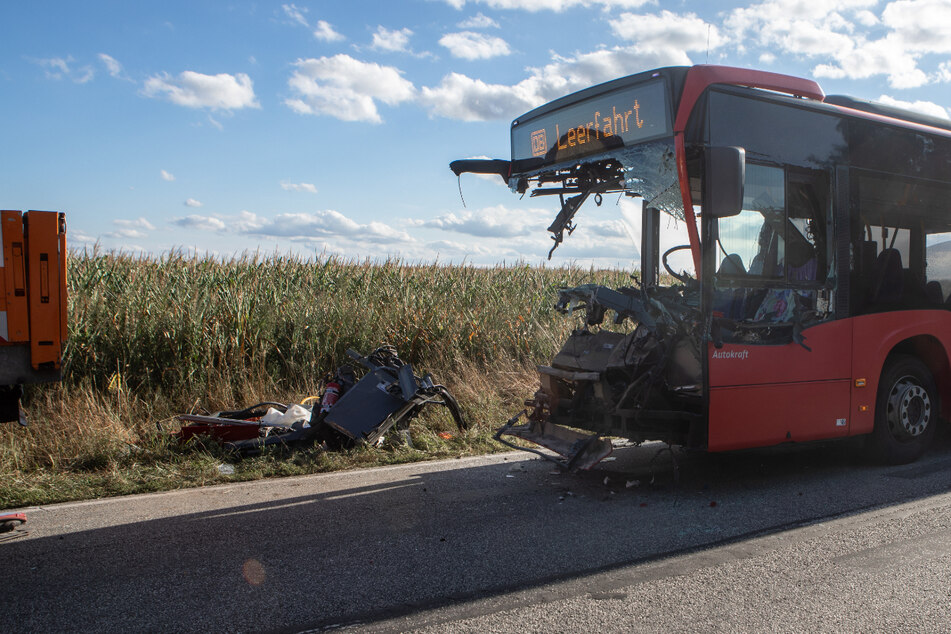 Schweres Busunglück in Schleswig-Holstein: Busfahrer kommt ums Leben