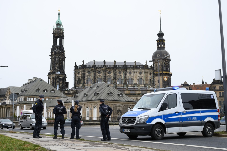 Dieses Bild stammt zwar von einer Querdenken-Demo aus dem Frühling, aber auch am heutigen Montag gab es in Dresden wieder viel Polizei und Demonstrationen zu sehen.