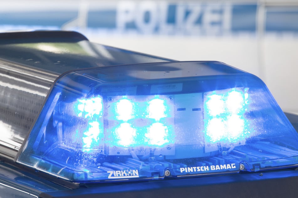 Junge (13) haut mit Moped vor Polizei ab und knallt mit Streifenwagen zusammen