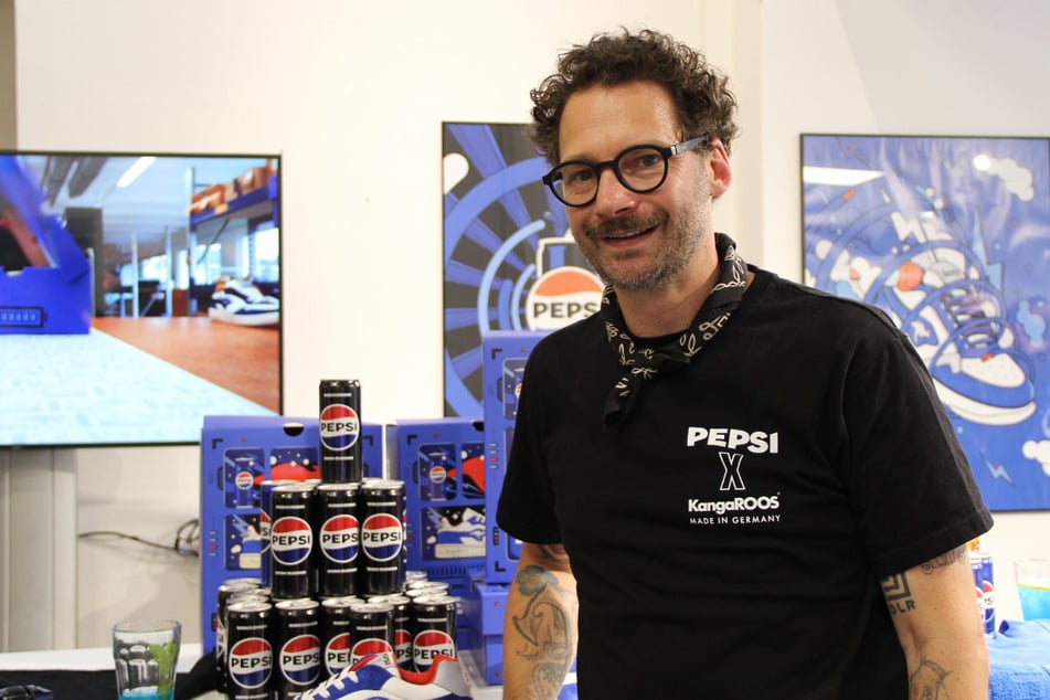 Marco Lachner (50) skatet und arbeitet bei Kangaroos. In Kooperation mit PepsiCo ist ein Schuh entstanden der an die Dose erinnert und limitiert auf 400 Stück erhältlich ist. Kostenpunkt: 299 Euro.