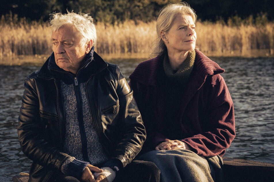 "EIn Leben lang": Henry Hübchen (74) und Corinna Kirchhoff (63) in einem bewegenden, ruhigen Film über Demenz, Distanz und Gefühle.