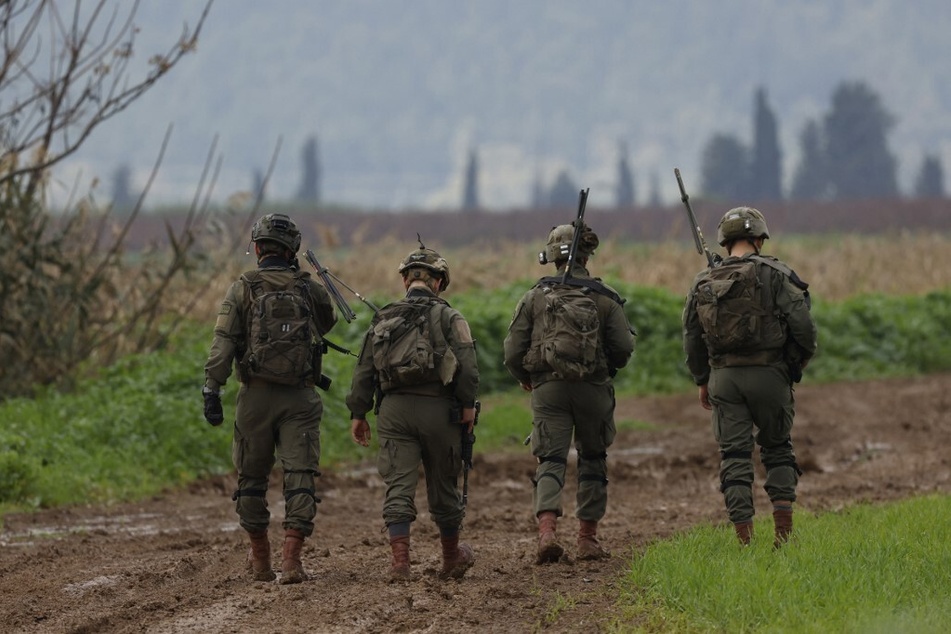 Ziel sei die komplette Vertreibung der Hisbollah aus dem Gebiet. "Die Isarelis richten nach und nach eine Pufferzone im Grenzgebiet ein, vor allem jetzt, wo alle Dörfer in der Nähe der Grenze leer sind und Häuser, die normalerweise von der Hisbollah genutzt werden, zerstört sind", hieß es.