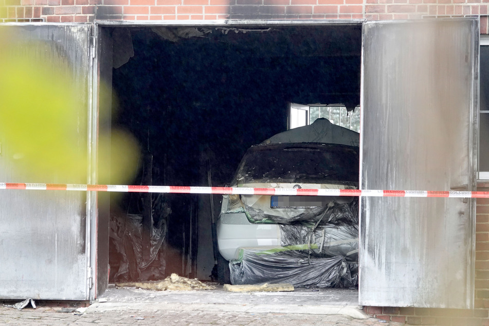 In dem Gebäude brannten zwei Fahrzeuge aus.