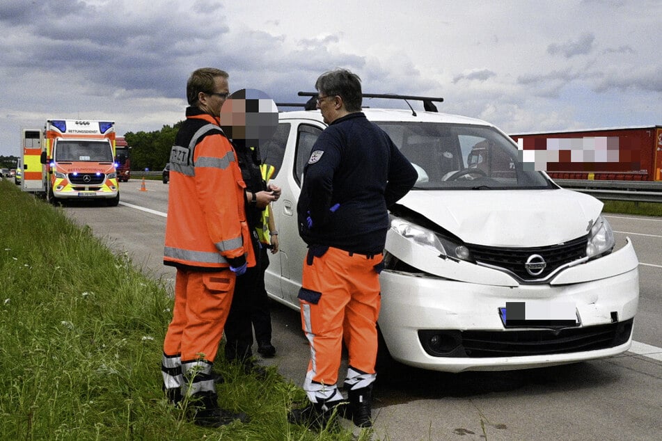 Der weiße Nissan war auf der A1 auf einen vor ihm fahrenden VW gekracht.