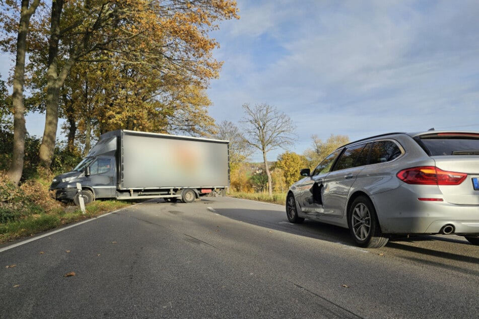 Nach dem Unfall musste die Straße für fast zwei Stunden voll gesperrt werden.