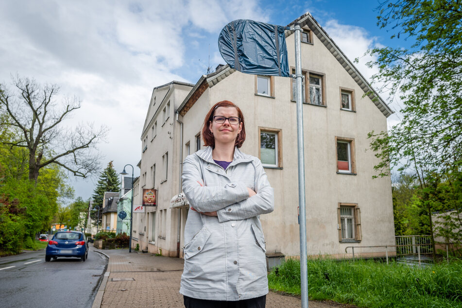 Linken-Stadträtin Sabine Brünler (36) will das neue Halteverbots-Schild in der Markersdorfer Straße nicht hinnehmen.