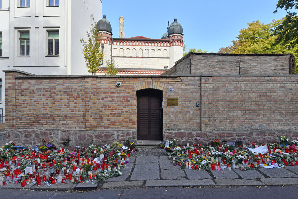 Blumen und Kerzen liegen nach dem Anschlag vor der Synagoge in Halle. (Archivbild)