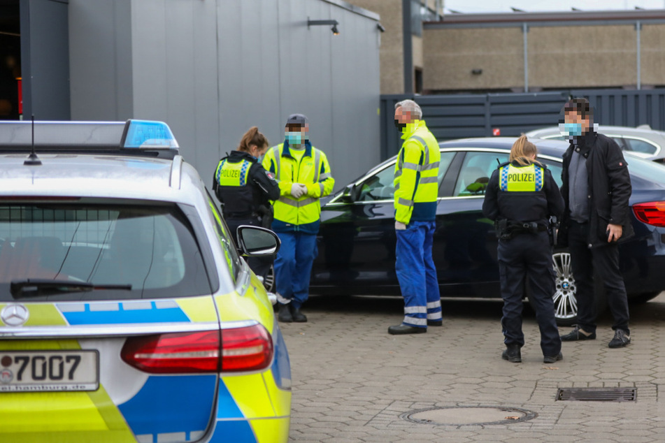Attacke an Tankstelle: Maskenmuffel geht mit Hammer auf Mitarbeiter los