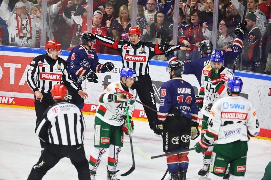 Wilde Proteste der Kölner Haie (blaue Trikots) nach dem nicht gegebenen Ausgleichs-Treffer kurz vor Schluss: Auch die Fans im Hintergrund konnten die Entscheidung des Schiedsrichters nicht nachvollziehen.