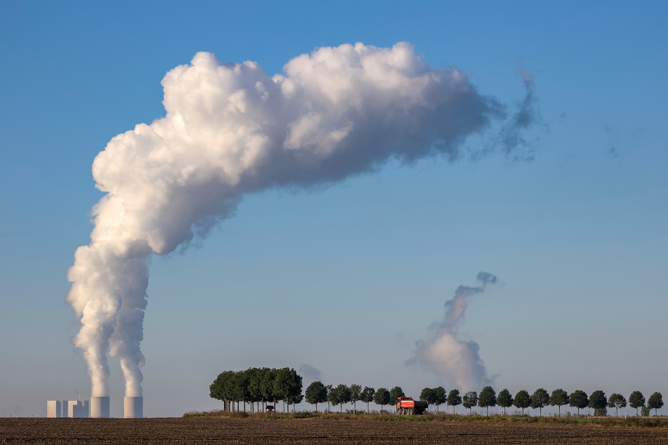 Weithin sichtbar sind die Dampfwolken der Kühltürme des Kraftwerks Lippendorf. Der Ausstieg aus der Kohle soll nun vorgezogen werden.