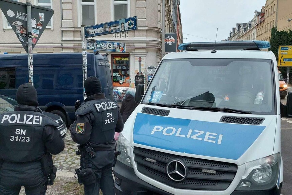 Einsatzkräfte der Polizei in der vergangenen Woche in Connewitz. Durchsuchungen sind in dem Leipziger Stadtteil längst keine Seltenheit mehr.