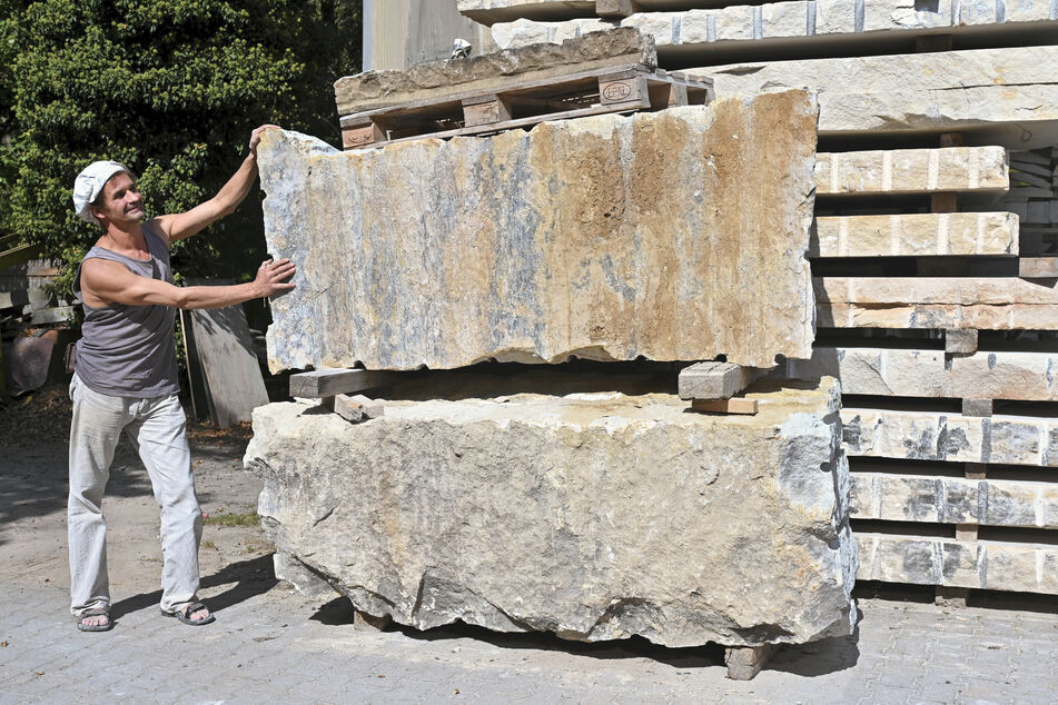 Marcus Faust und die beiden je 3,5 Tonnen schwere Sandsteinsteinquader, aus denen Nachbildungen der barocken Allegorien von "Architektur" und "Lied" für die Hauptstraße entstehen werden.