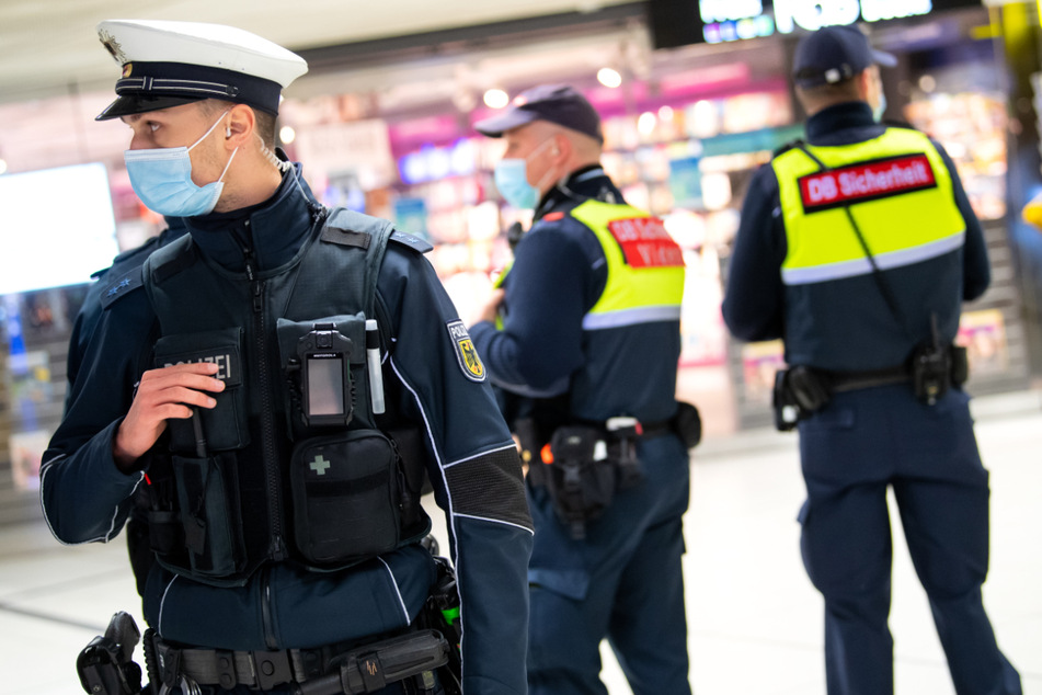 Sicherheitsmitarbeiter der Deutsche Bahn kontrollieren zusammen mit Polizisten der Bundespolizei die Einhaltung der Maskenpflicht am Hauptbahnhof München. (Archiv)