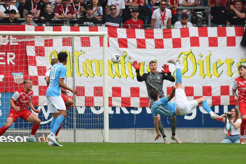 Beim letzten Derby-Heimsieg des CFC gegen Zwickau am 31. März 2024 schnürte Dejan Bozic (33) einen Doppelpack. Hier trifft er per Fallrückzieher zum 1:0.